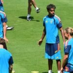 Joueurs de football espagnols et belges en action sur un terrain de stade, symbolisant le quart de finale de la Coupe du monde 2026.