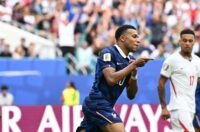 Les joueurs de l'équipe d'Angleterre célèbrent leur victoire et leur troisième place à la Coupe du Monde 2026 face à la France, au Stade de Miami.