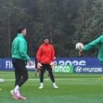 L'équipe nationale marocaine de football (Lions de l'Atlas) en plein entraînement à Boston, avec des joueurs concentrés et déterminés, en préparation du quart de finale du Mondial 2026 contre la France.