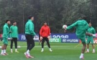 L'équipe nationale marocaine de football (Lions de l'Atlas) en plein entraînement à Boston, avec des joueurs concentrés et déterminés, en préparation du quart de finale du Mondial 2026 contre la France.