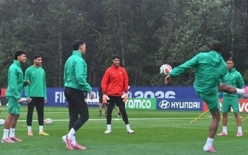 L'équipe nationale marocaine de football (Lions de l'Atlas) en plein entraînement à Boston, avec des joueurs concentrés et déterminés, en préparation du quart de finale du Mondial 2026 contre la France.