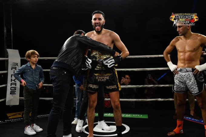 Omar Sellami, ancien champion de boxe franco-marocain, transmettant son savoir-faire et les valeurs de la boxe à Montbéliard et au Maroc via l'Empire Fight Morocco.