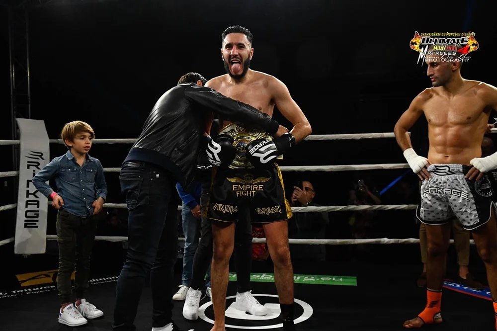 Omar Sellami, ancien champion de boxe franco-marocain, transmettant son savoir-faire et les valeurs de la boxe à Montbéliard et au Maroc via l'Empire Fight Morocco.