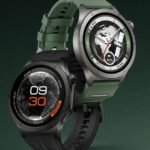 La OnePlus Watch 4, une montre connectée élégante avec un boîtier en titane et un écran OLED lumineux, affichant l'heure et des données sportives.