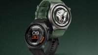 La OnePlus Watch 4, une montre connectée élégante avec un boîtier en titane et un écran OLED lumineux, affichant l'heure et des données sportives.