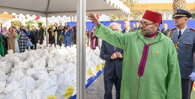 Opération nationale «Ramadan 1447» : L'Élan de Solidarité Royale, une Tradition Ancrée 9 Sa Majesté le Roi Mohammed VI et SAR le Prince Héritier Moulay El Hassan lançant l'opération Ramadan 1447, entourés de paniers alimentaires et de bénévoles.