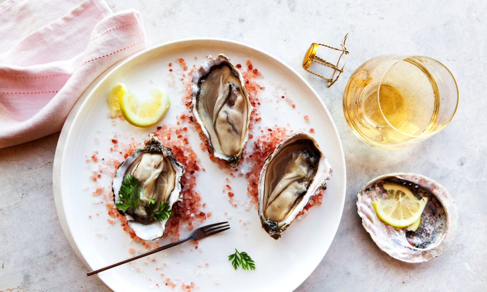 Close-up of fresh oysters on a bed of ice, symbolizing their potential health benefits for gut inflammation.