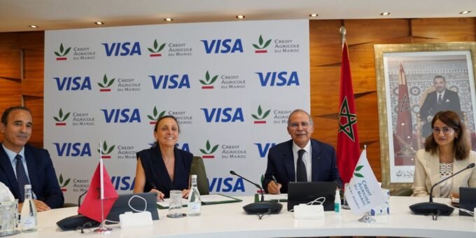 Mohammed Fikrat du Crédit Agricole du Maroc et Leila Serhan de Visa se serrant la main après la signature d'un partenariat