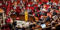 Vue de l'Assemblée nationale française, symbole des débats politiques intenses.