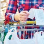 Maroc : Le Pouvoir d'Achat Révèle une Fracture Régionale Profonde 6 Une main tenant des billets de dirhams marocains, symbolisant le pouvoir d'achat.