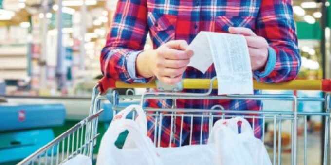 Une main tenant des billets de dirhams marocains, symbolisant le pouvoir d'achat.