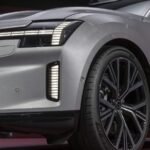 Volvo ES90, une berline électrique moderne et élégante, avec un boîtier LiDAR visible au-dessus du pare-brise.