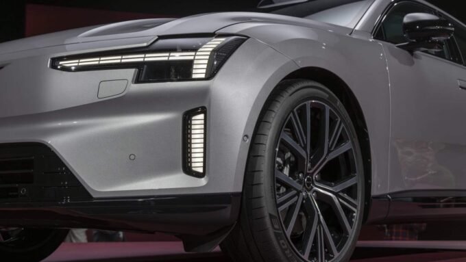 Volvo ES90, une berline électrique moderne et élégante, avec un boîtier LiDAR visible au-dessus du pare-brise.