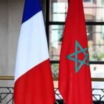 Les drapeaux du Maroc et de la France flottant côte à côte, symbolisant l'amitié et la coopération bilatérale lors de la réunion de haut niveau à Rabat.
