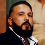 Le chanteur de raï Reda Taliani, visiblement interpellé, est escorté par des agents de la Sûreté nationale à Mohammedia, suite à un accident de la route.