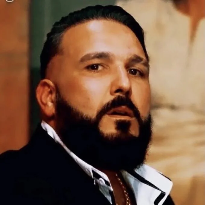 Le chanteur de raï Reda Taliani, visiblement interpellé, est escorté par des agents de la Sûreté nationale à Mohammedia, suite à un accident de la route.