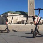 Maroc : de nouvelles règles pour les trottinettes électriques 3 Une trottinette électrique circulant dans une ville marocaine, symbolisant les nouvelles règles de sécurité.