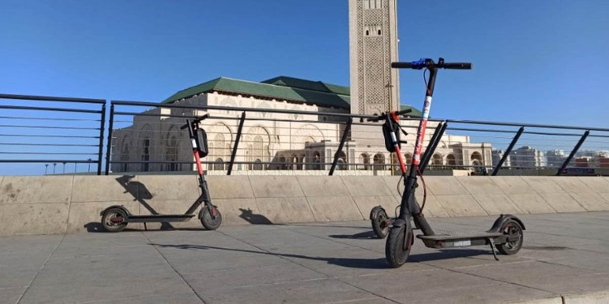 Maroc : de nouvelles règles pour les trottinettes électriques 3 Une trottinette électrique circulant dans une ville marocaine, symbolisant les nouvelles règles de sécurité.