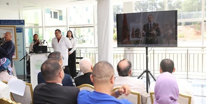 Une image représentant un personnel hospitalier souriant accueillant un patient ou un visiteur dans un environnement moderne et lumineux, symbolisant l'amélioration des services d'accueil.