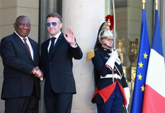Le président sud-africain Cyril Ramaphosa, souriant, lors d'une rencontre diplomatique à Paris.