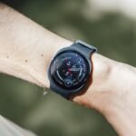 Galaxy Watch 9 : Samsung frôle la perfection, un éclat lumineux en moins 8 La Samsung Galaxy Watch 9, une montre connectée noire au design élégant, portée au poignet, affichant l'heure et des informations de suivi d'activité.