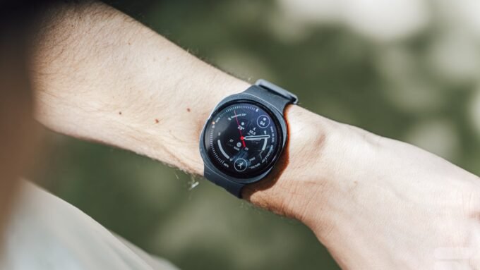 La Samsung Galaxy Watch 9, une montre connectée noire au design élégant, portée au poignet, affichant l'heure et des informations de suivi d'activité.