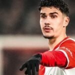 Shaqueel van Persie, jeune footballeur, réfléchit à son choix entre les équipes nationales du Maroc et des Pays-Bas.