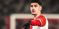 Shaqueel van Persie, jeune footballeur, réfléchit à son choix entre les équipes nationales du Maroc et des Pays-Bas.