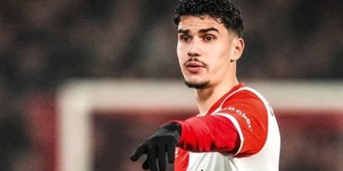 Shaqueel van Persie, jeune footballeur, réfléchit à son choix entre les équipes nationales du Maroc et des Pays-Bas.