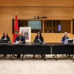 Vue d'ensemble du paysage financier marocain, avec des bâtiments modernes représentant les banques et les institutions financières, symbolisant la résilience mais aussi les défis économiques.