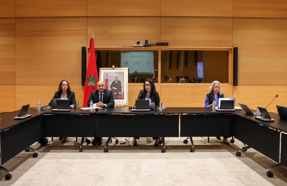 Vue d'ensemble du paysage financier marocain, avec des bâtiments modernes représentant les banques et les institutions financières, symbolisant la résilience mais aussi les défis économiques.