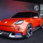 La MG GO!, une voiture électrique compacte et stylée, présentée en extérieur, symbolisant la nouvelle concurrence pour la Renault 5 électrique.