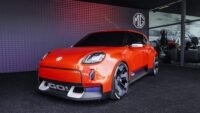 La MG GO!, une voiture électrique compacte et stylée, présentée en extérieur, symbolisant la nouvelle concurrence pour la Renault 5 électrique.