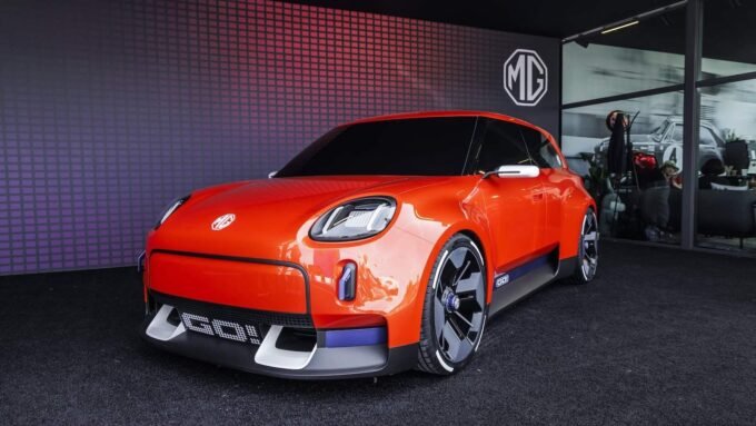 La MG GO!, une voiture électrique compacte et stylée, présentée en extérieur, symbolisant la nouvelle concurrence pour la Renault 5 électrique.