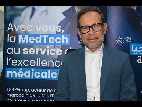 Abderraouf Sordo, PDG de T2S Group, s'exprimant lors de l'annonce de l'introduction en Bourse de l'entreprise, avec un logo T2S discret en arrière-plan.