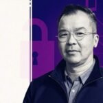 Portrait de Tang Tan, l'ancien vice-président du design produit d'Apple, désormais Chief Hardware Officer chez OpenAI, au centre d'un scandale d'espionnage industriel.