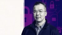 Portrait de Tang Tan, l'ancien vice-président du design produit d'Apple, désormais Chief Hardware Officer chez OpenAI, au centre d'un scandale d'espionnage industriel.
