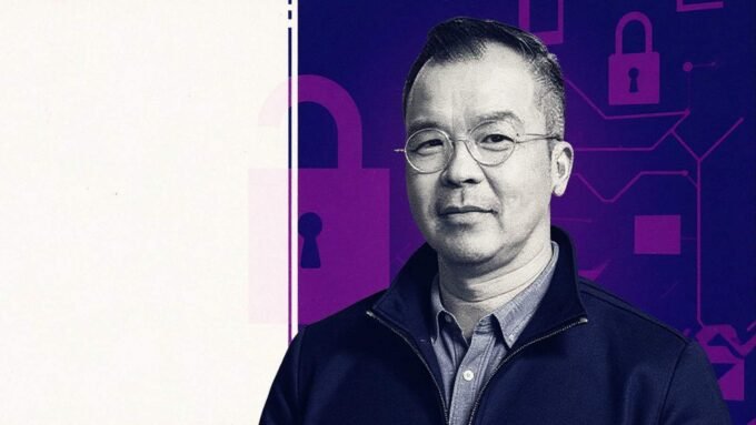 Tang Tan : L'Ancien Cerveau de l'iPhone au Cœur du Scandale d'Espionnage Industriel entre Apple et OpenAI 6 Portrait de Tang Tan, l'ancien vice-président du design produit d'Apple, désormais Chief Hardware Officer chez OpenAI, au centre d'un scandale d'espionnage industriel.