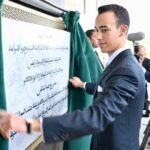 Vue aérienne de la majestueuse Tour Mohammed VI s'élevant sur la rive droite du Bouregreg, avec les villes de Rabat et Salé en arrière-plan, sous un ciel clair.