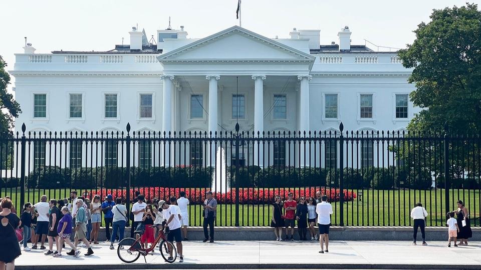 Illustration of the White House with Bitcoin symbols, representing the U.S. federal crypto reserve.