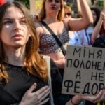 Le président ukrainien Volodymyr Zelensky lors d'une annonce, symbolisant le récent remaniement politique en pleine guerre.