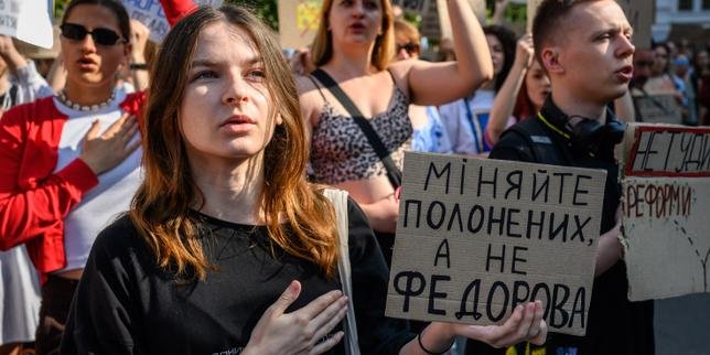 Le président ukrainien Volodymyr Zelensky lors d'une annonce, symbolisant le récent remaniement politique en pleine guerre.