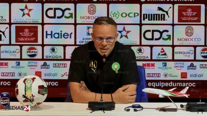 Mohamed Ouahbi lors d'une conférence de presse, discutant de la Coupe du Monde 2026