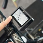 Compteur, GPS, alarme : on a vu Velone, le boîtier vélo avec 1 an d’autonomie 3 Boîtier Velone fixé sur un guidon de vélo, affichant des informations de navigation.