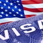 Un panneau indiquant 'USA' avec des restrictions, symbolisant les nouvelles politiques de visa.