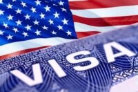 Un panneau indiquant 'USA' avec des restrictions, symbolisant les nouvelles politiques de visa.