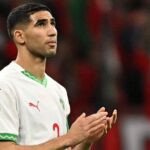 Achraf Hakimi, latéral droit du PSG et capitaine des Lions de l'Atlas, souriant et prêt à reprendre l'entraînement après ses vacances.