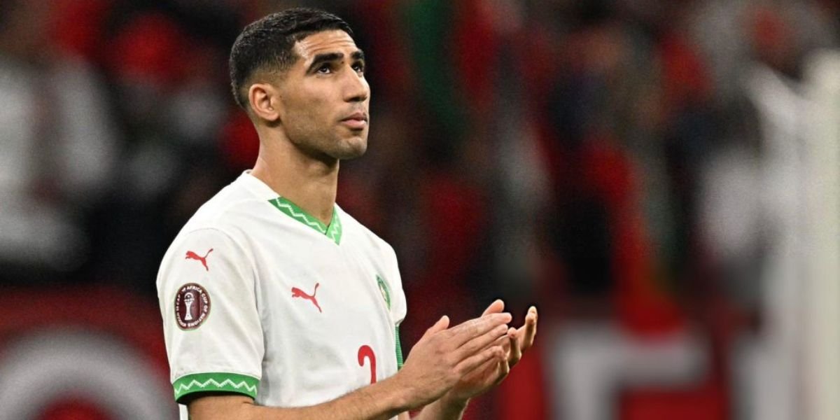 Achraf Hakimi : Fin de la parenthèse estivale, le Lion de l'Atlas rugit de nouveau au PSG 3 Achraf Hakimi, latéral droit du PSG et capitaine des Lions de l'Atlas, souriant et prêt à reprendre l'entraînement après ses vacances.