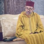 Sa Majesté le Roi Mohammed VI préside une veillée religieuse en commémoration de l’Aïd Al-Mawlid Annabaoui Acharif au Palais Royal de Rabat, entouré de membres de la famille royale et de dignitaires.
