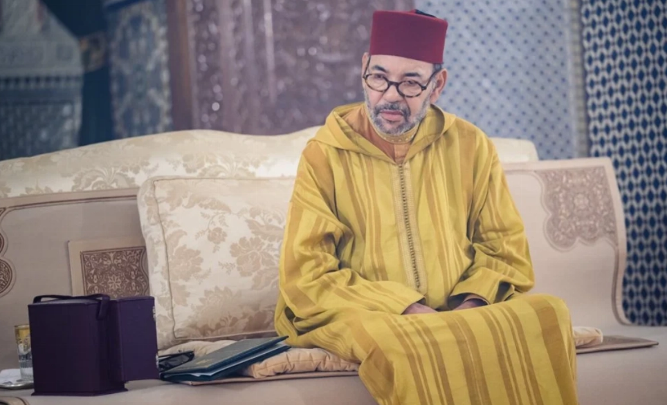 Sa Majesté le Roi Mohammed VI préside une veillée religieuse en commémoration de l’Aïd Al-Mawlid Annabaoui Acharif au Palais Royal de Rabat, entouré de membres de la famille royale et de dignitaires.
